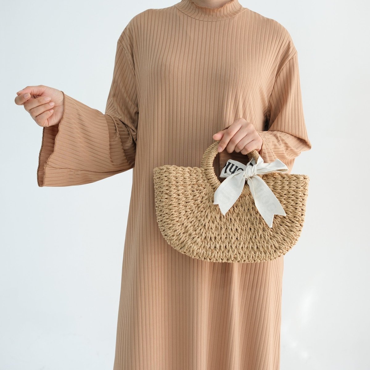 Abaya unie à col montant avec impression sous les bras (MA118)