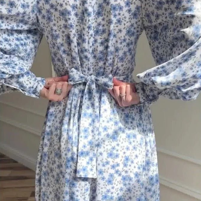 Robe Maxi en Satin Fleuri Printanier | Robe à Col Montant et Manches Bouffantes avec Ceinture Ajustable - Imprimé Botanique Bleu et Blanc (MA236)