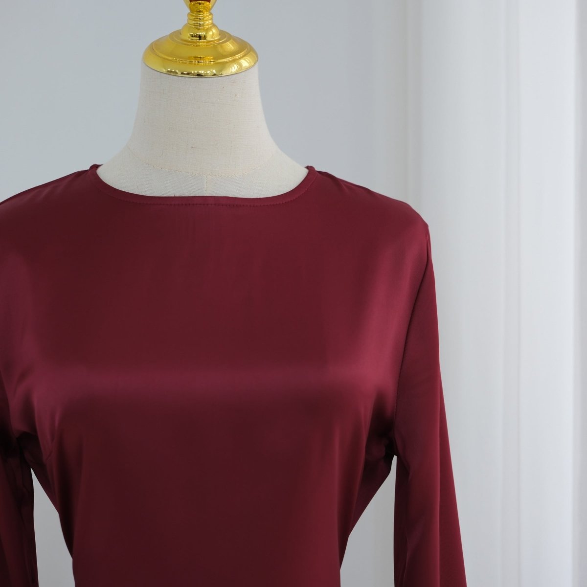 Haut en Satin à Empiècement Contrastant et Bordure en Dentelle (MS408)