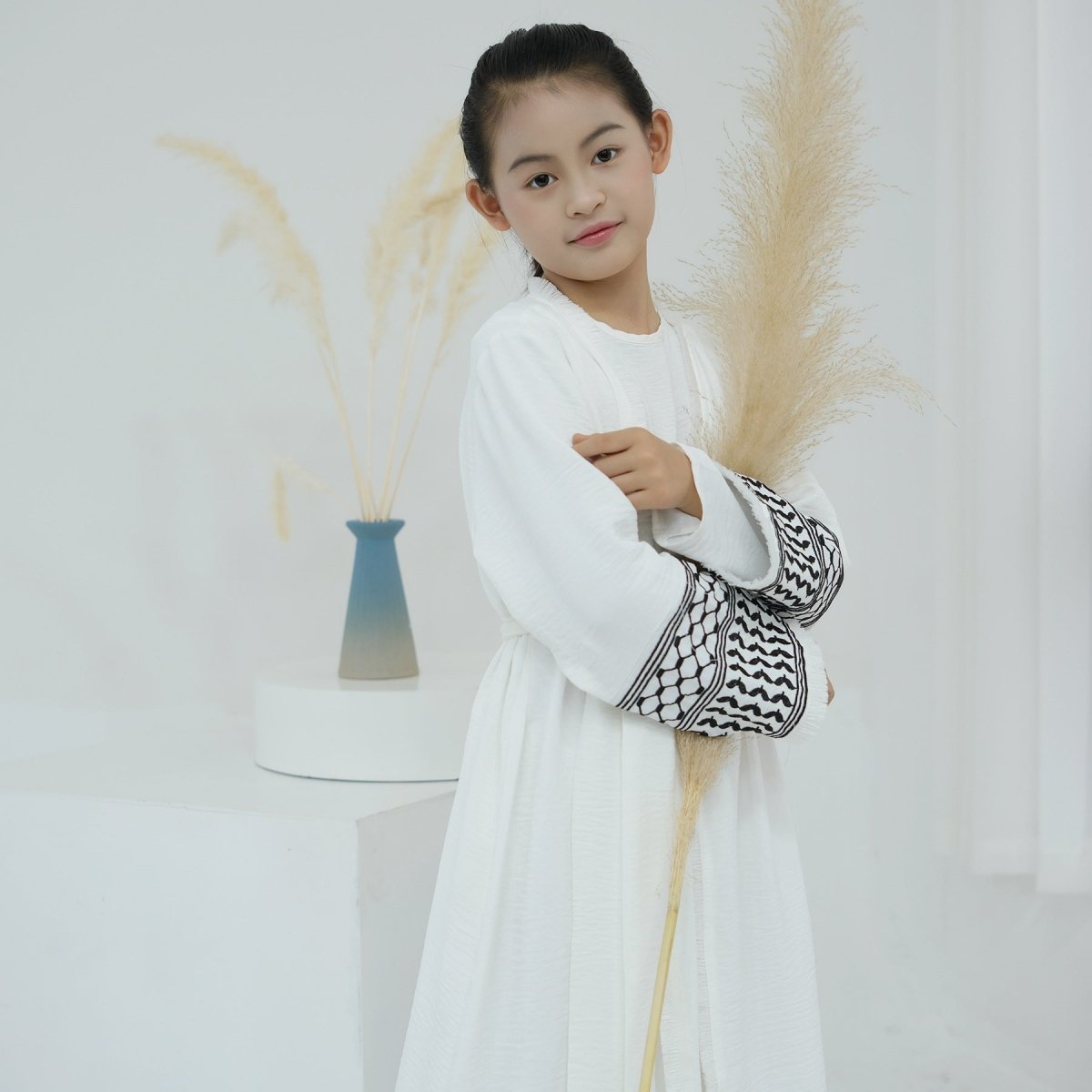 Abaya enfant Keffiyeh à pompons brodés (MKG014)