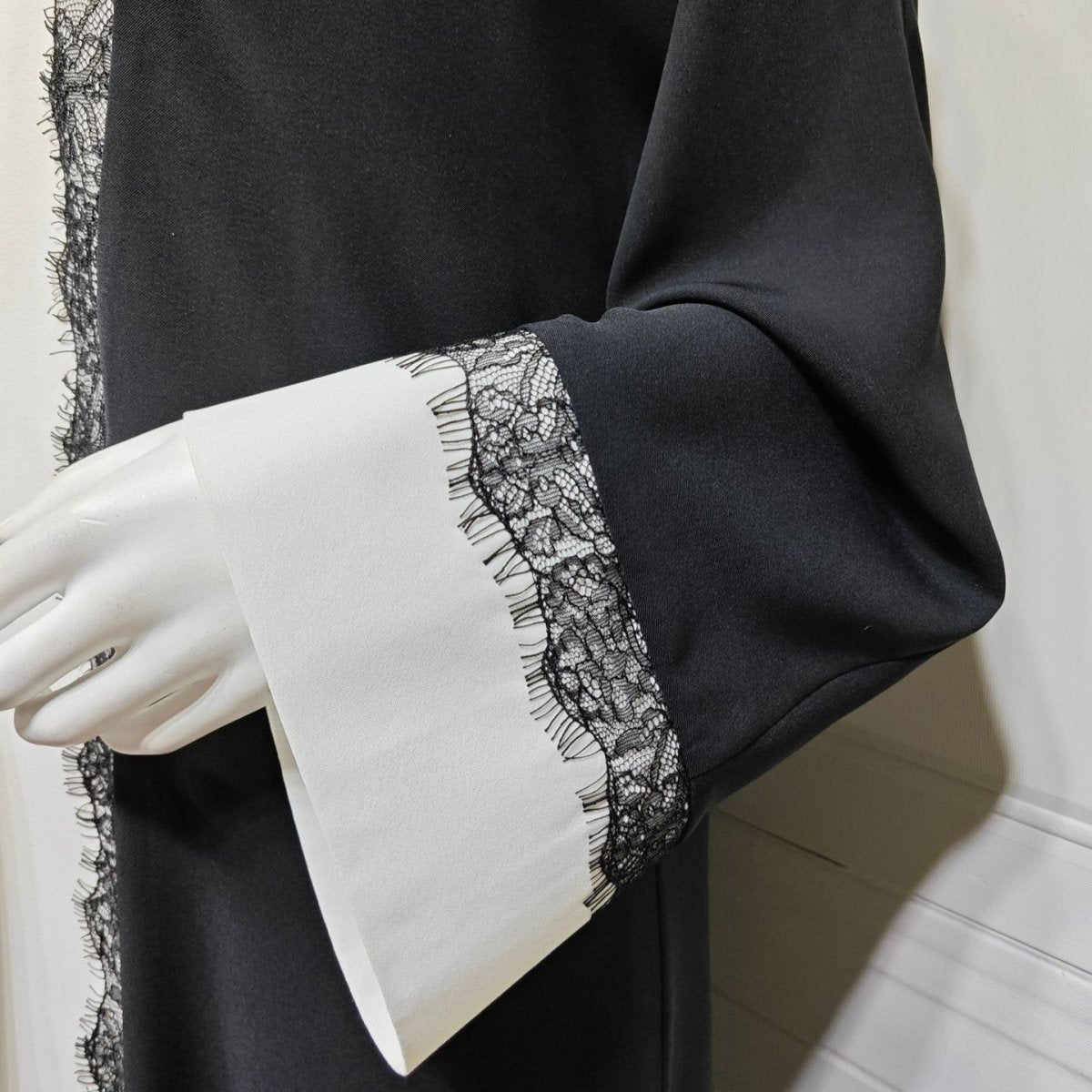 Abaya ouverte noire et blanche avec finition en dentelle (MOA311)