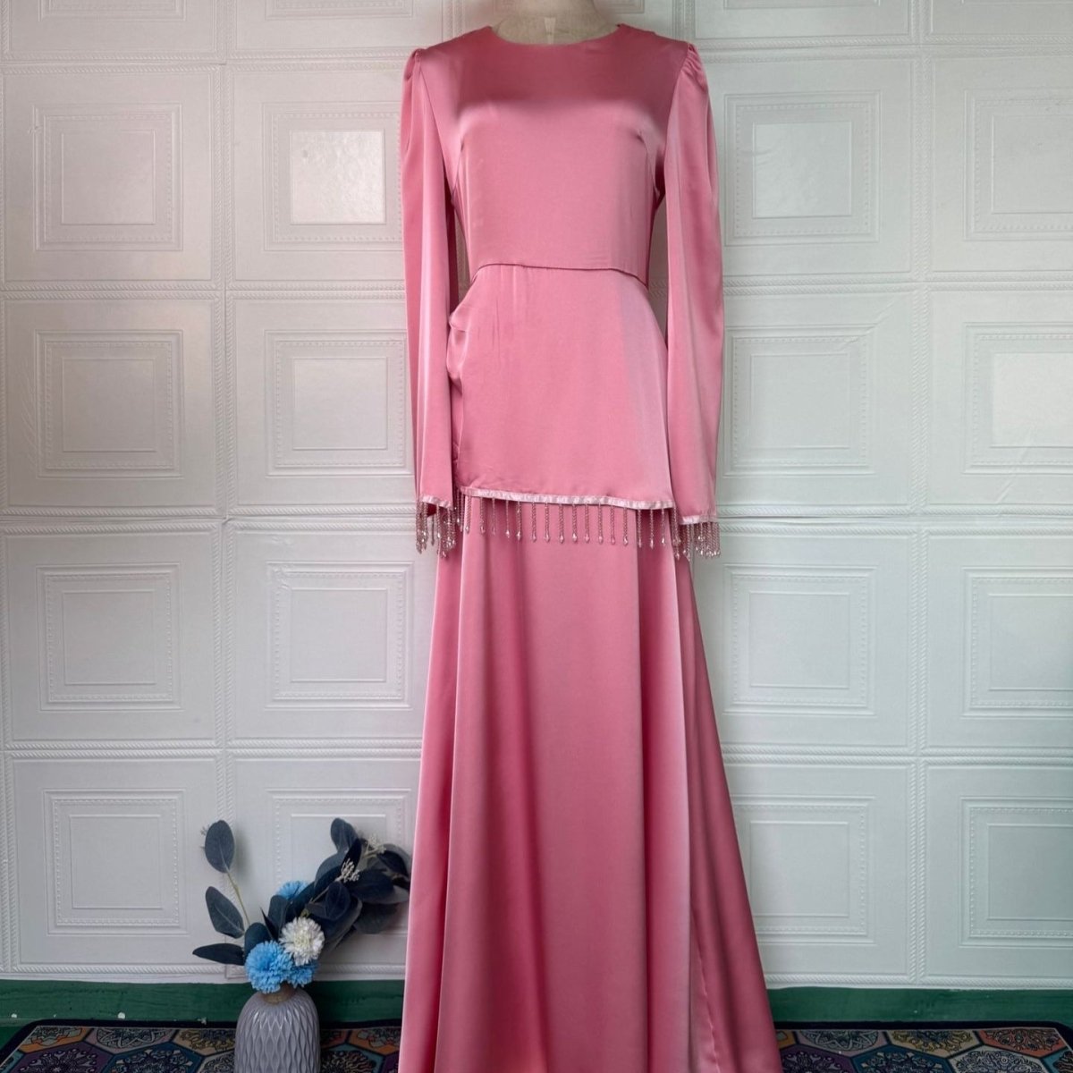 Robe Maxi à Manchettes Franges Perlées (MS480)
