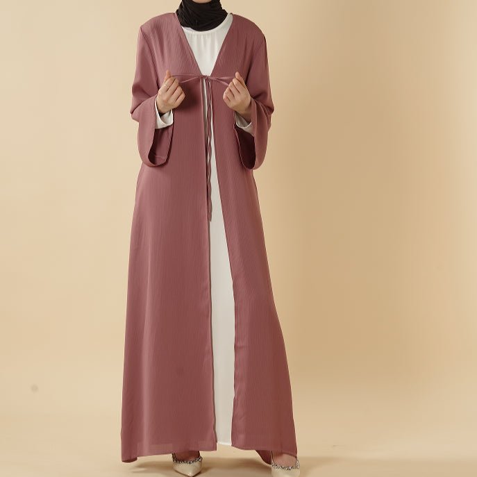 Abaya essentielle Zoom, ouverte devant avec fermeture à nouer et poches (MOA309)