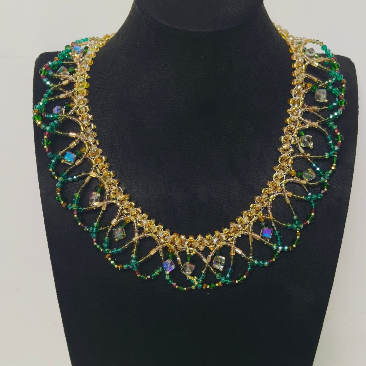 Collier de perles tissé à la main | Ras-de-cou en perles de verre et perles de coquillage | Collier en perles de rocaille au motif complexe (MAC343)