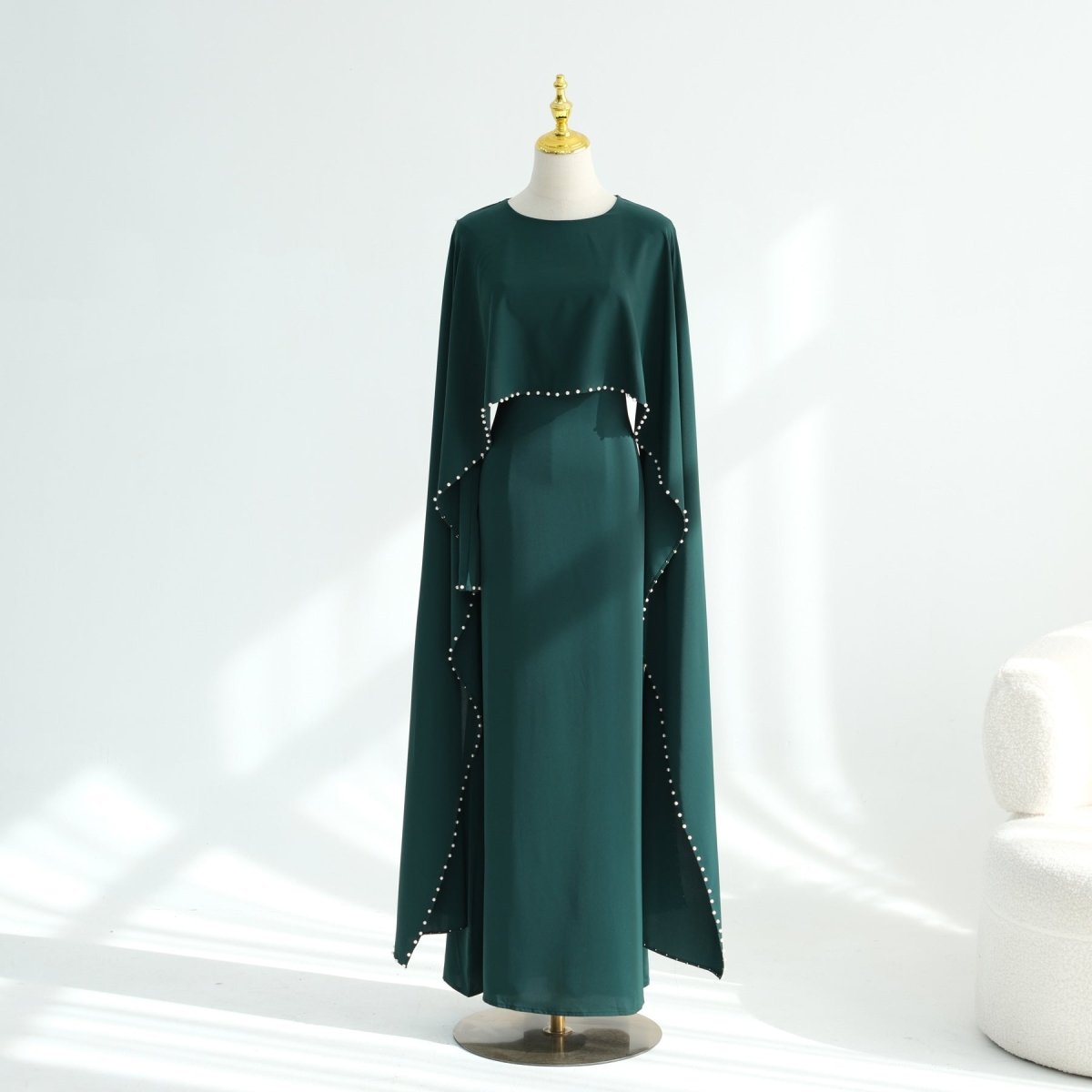 Robe Maxi Nida à Manches Cape et Perles Brodées à la Main (MS439)