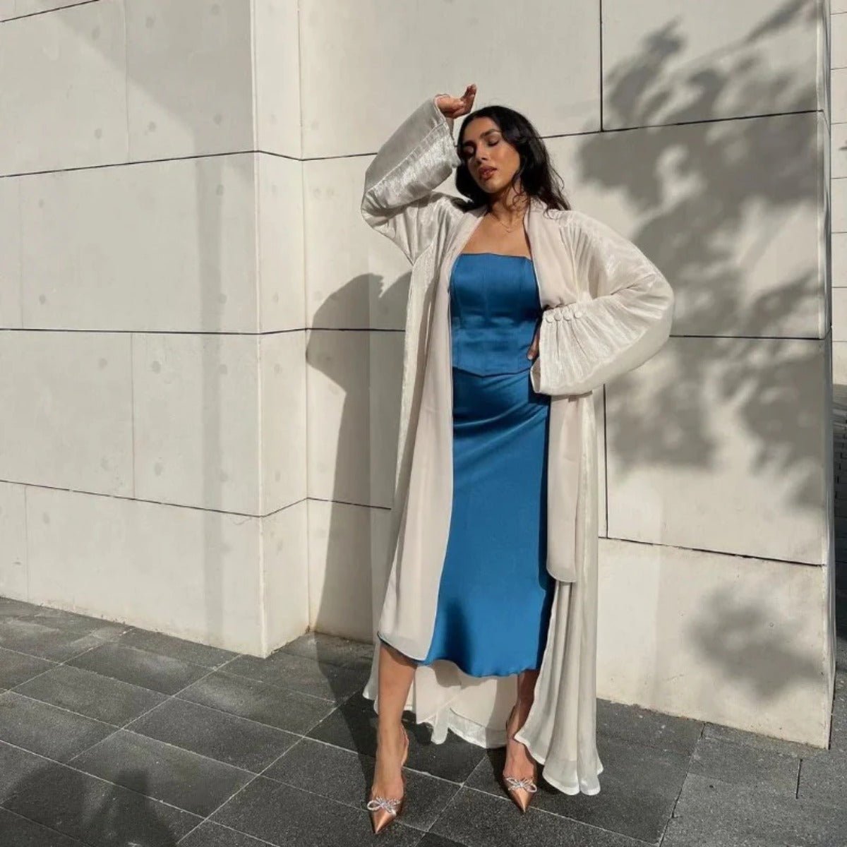 Abaya Ouverte en Satin Brillant | Abaya Brillante à Manches Volantes (MOA141)
