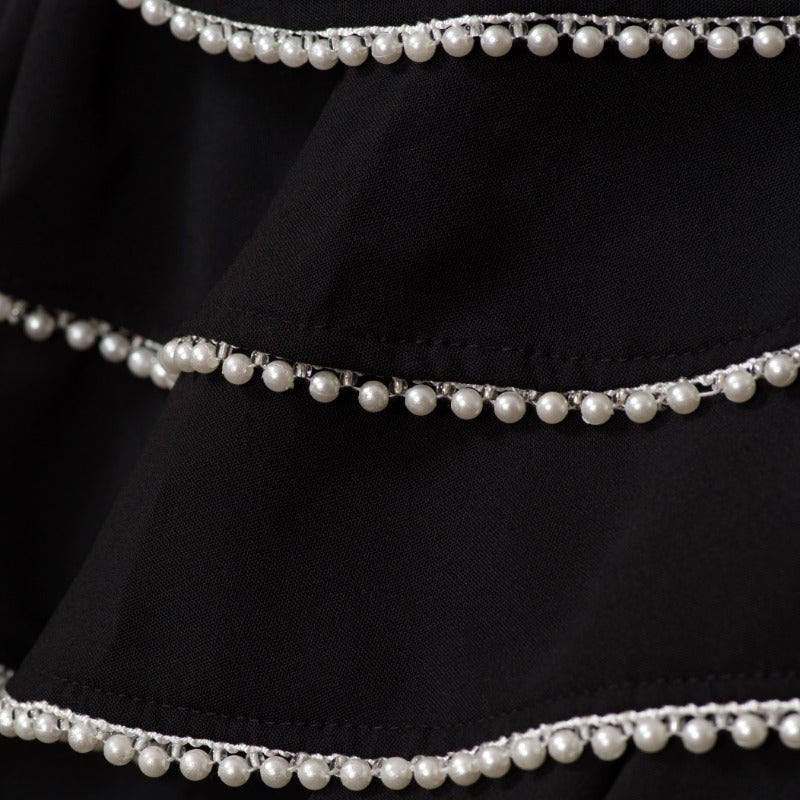 Cardigan modeste noir avec robe abaya à manchettes perlées et manches superposées, design élégant (MOA136)
