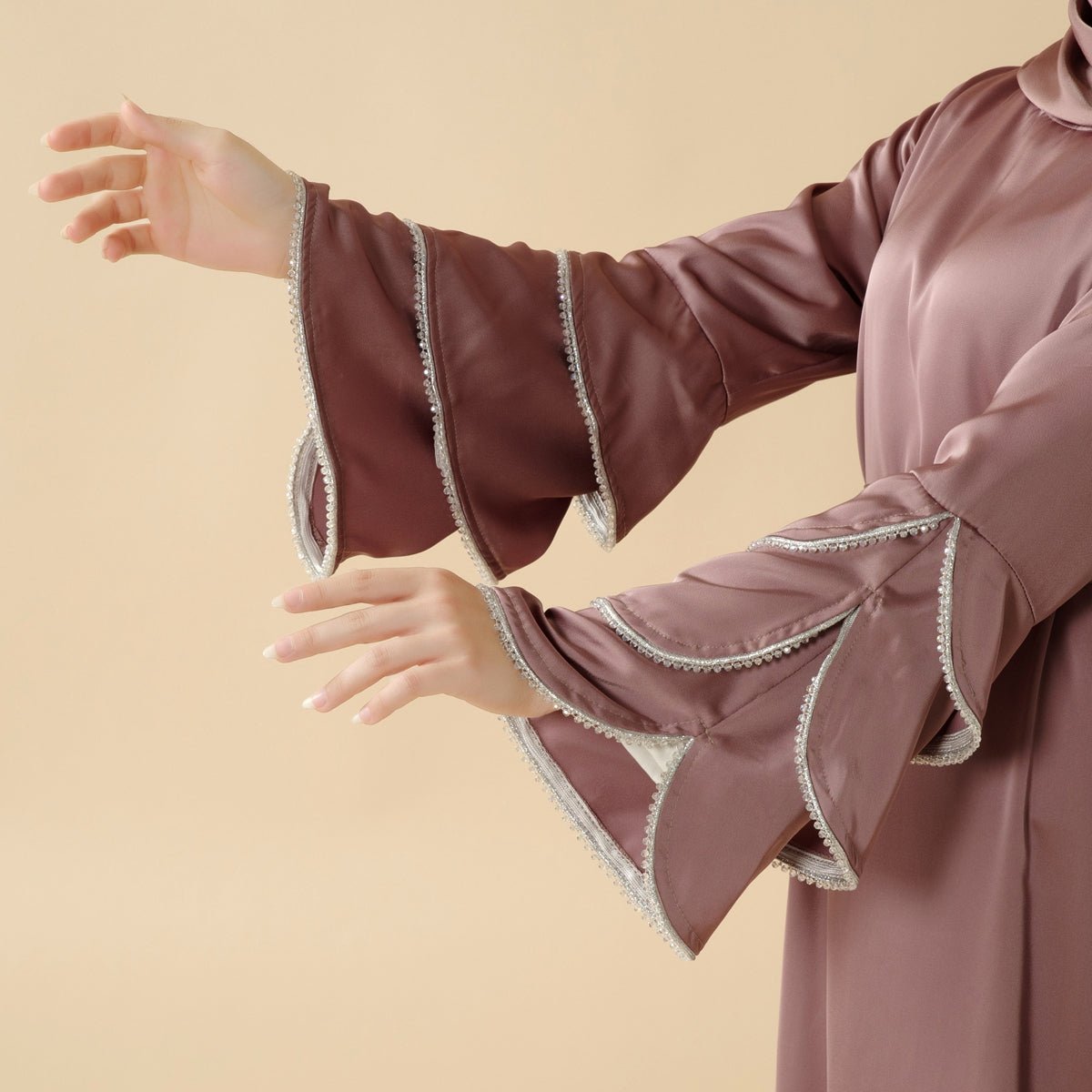 Abaya à manches froncées à triple rangée de diamants avec poches (MA040)