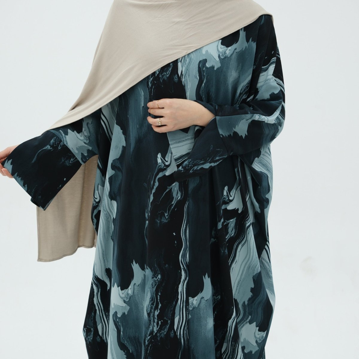 Cardigan Abaya imprimé élégant, motifs floraux géométriques artistiques, mode islamique modeste (MOA154)