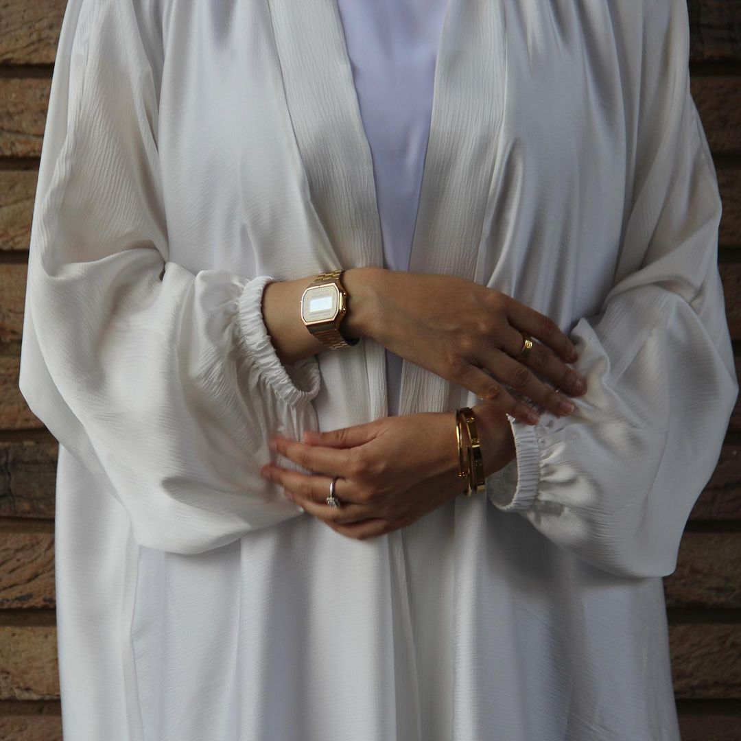 Abaya Ouverte en Satin à Manches Froncées (MOA048)
