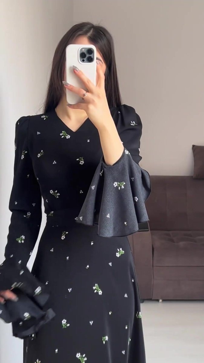 Robe Abaya Modeste Col en V Boho en Mousseline, Motif Floral Noir, Manches Cloche Fleur de Lotus Évasées (MA202)