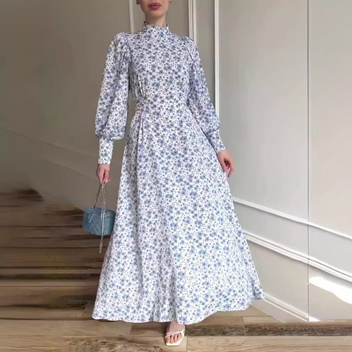 Robe Maxi en Satin Fleuri Printanier | Robe à Col Montant et Manches Bouffantes avec Ceinture Ajustable - Imprimé Botanique Bleu et Blanc (MA236)