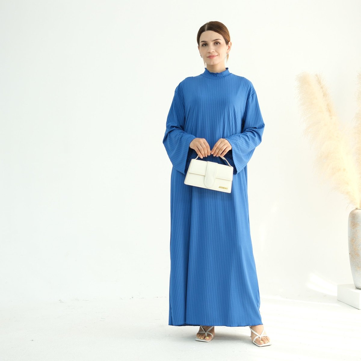 Abaya unie à col montant avec impression sous les bras (MA118)
