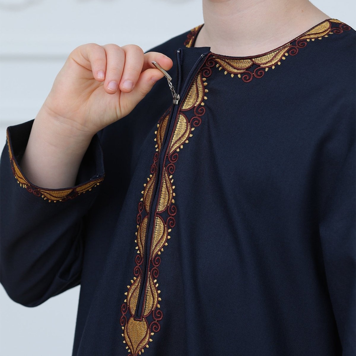 Thobe brodé pour garçons avec finition dorée (MKB017)