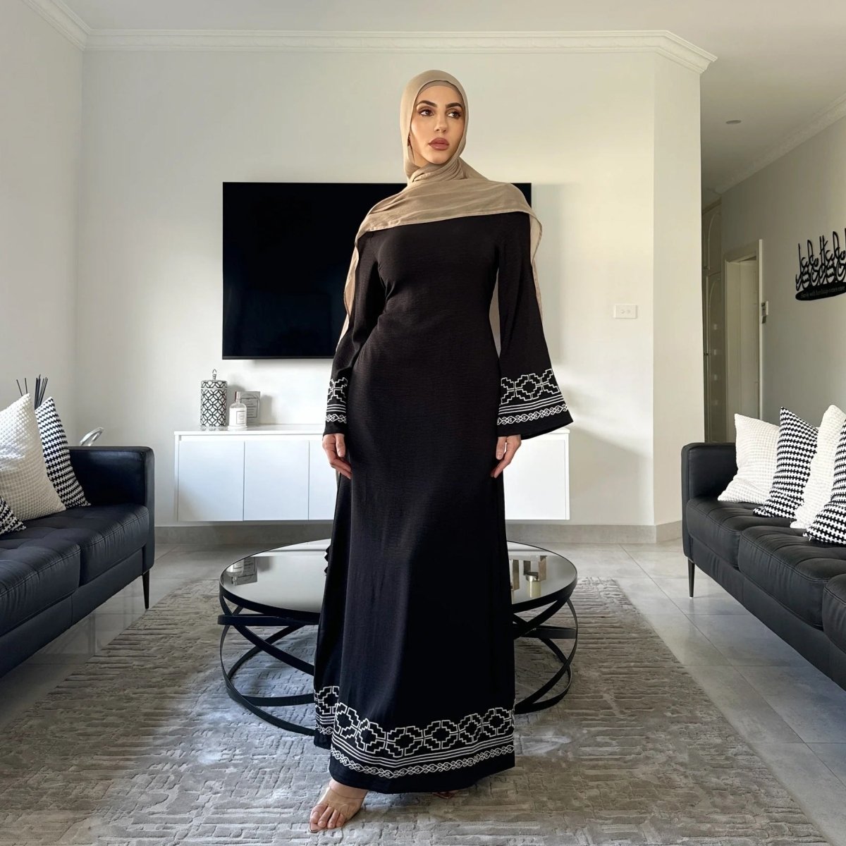 Collection d'Abayas Luxueuses et Modestes à Manches Évasées Brodées | Robes Musulmanes avec Broderie Géométrique Blanche (MA262)