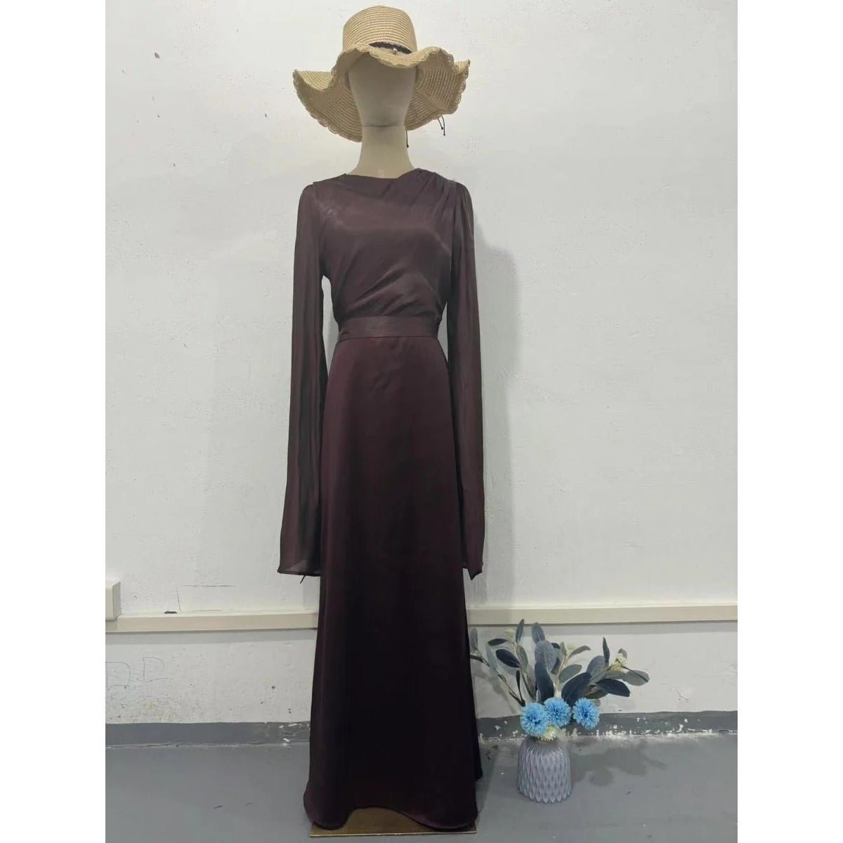 Robe d'été élégante en satin, coupe ajustée, avec manches à pendentif en fil de verre (MA161)