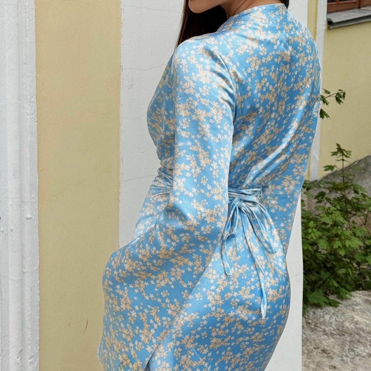 Robe longue en satin imprimé floral avec col en V (MS378)