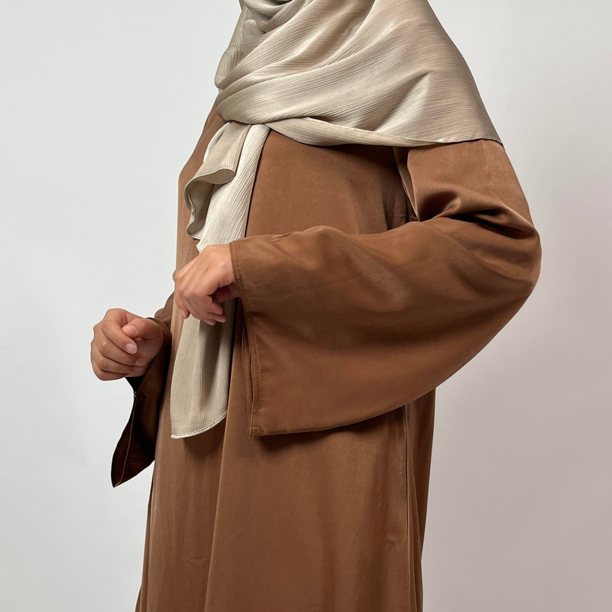 Abaya en satin unie à double poche et boutons dissimulés (MA030)
