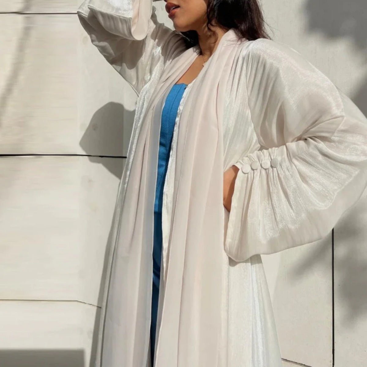 Abaya Ouverte en Satin Brillant | Abaya Brillante à Manches Volantes (MOA141)