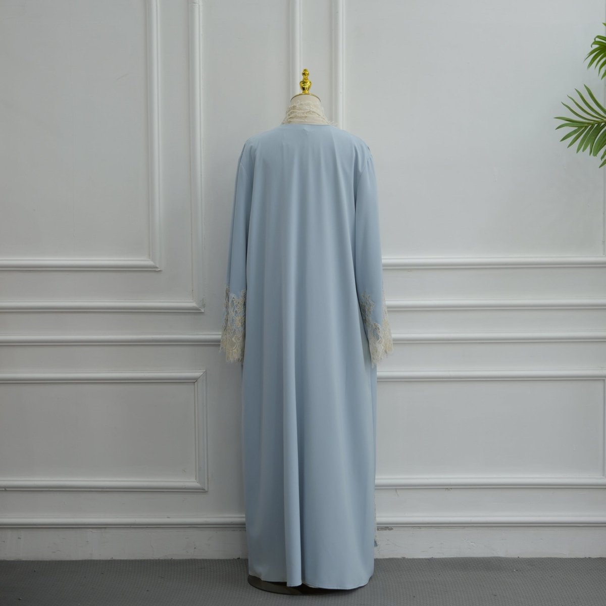 Abaya ouverte à manches évasées avec panneaux en dentelle et poches (MOA332)