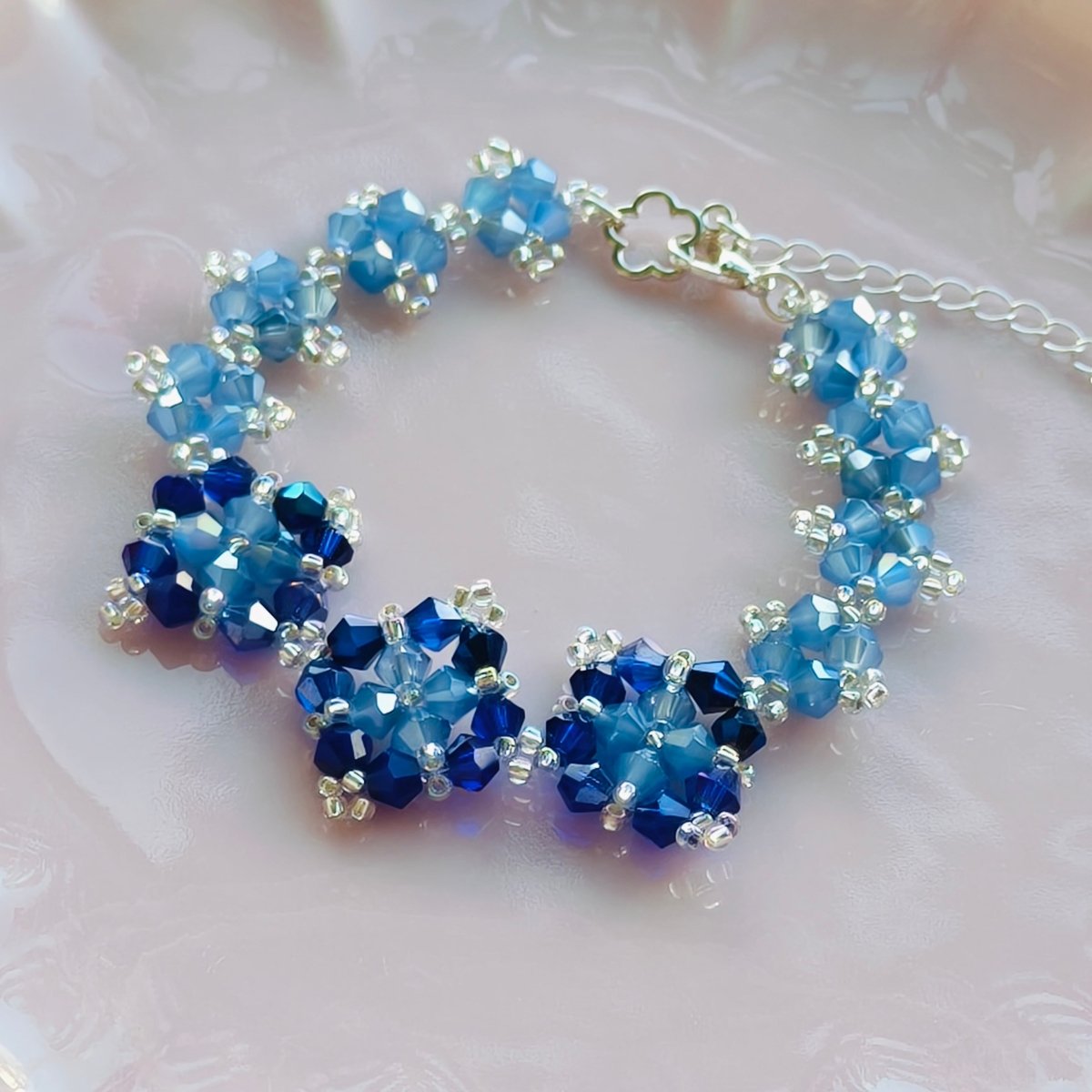 Bracelet floral en cristal fait main | Bijou étincelant à forte présence | Accessoire élégant inspiré de l'art pour femmes (MAC348)