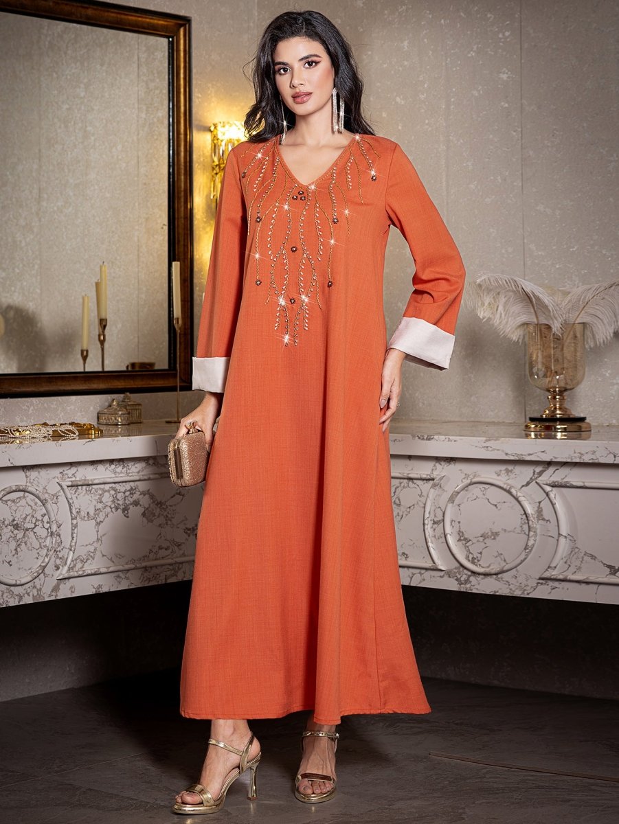 Élégante robe Abaya orange à col en V, coupe ample, ornée de strass et perles cousus à la main, avec poignets contrastants (MA191)