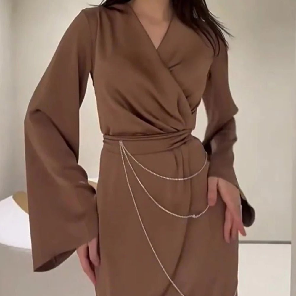 Robe Abaya Maxi Élégante en Satin avec Chaînes de Taille, Col en V, Manches Longues, Couleur Unie (MA204)
