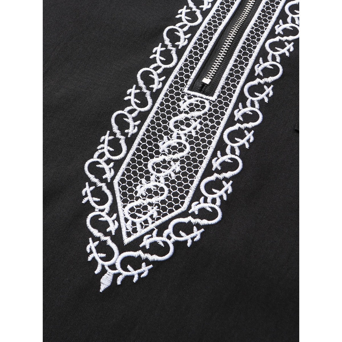 Thobe Robe pour Homme Premium avec Capuche, Coupe Ample de Luxe, Broderie et Calligraphie Islamique, Fermeture Zippée (MT024)