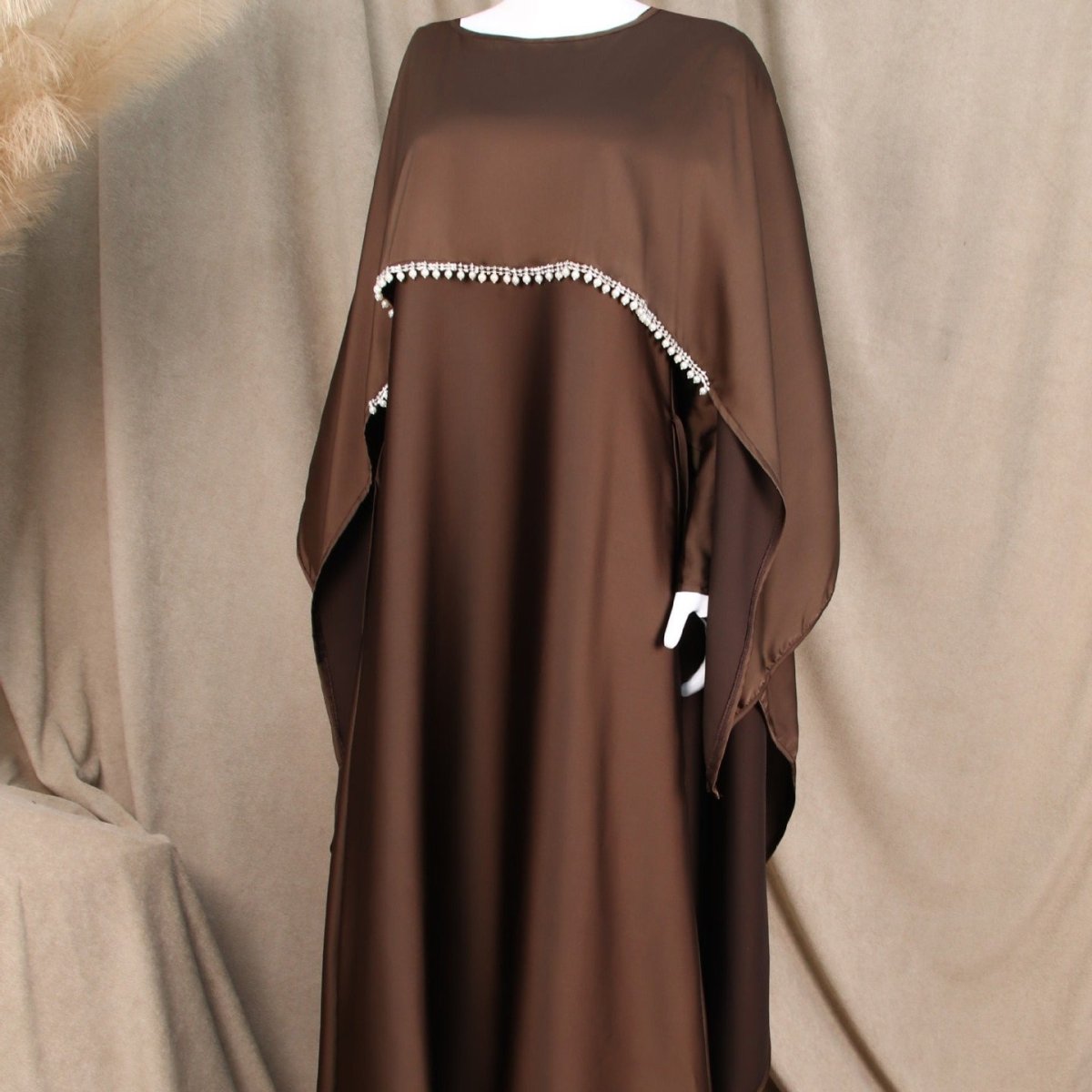 Abaya élégante en satin avec cape en strass | Robe de soirée modeste luxueuse (MA327)