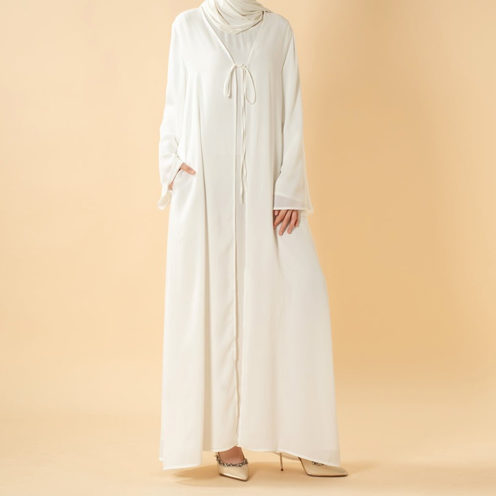 Abaya essentielle Zoom, ouverte devant avec fermeture à nouer et poches (MOA309)