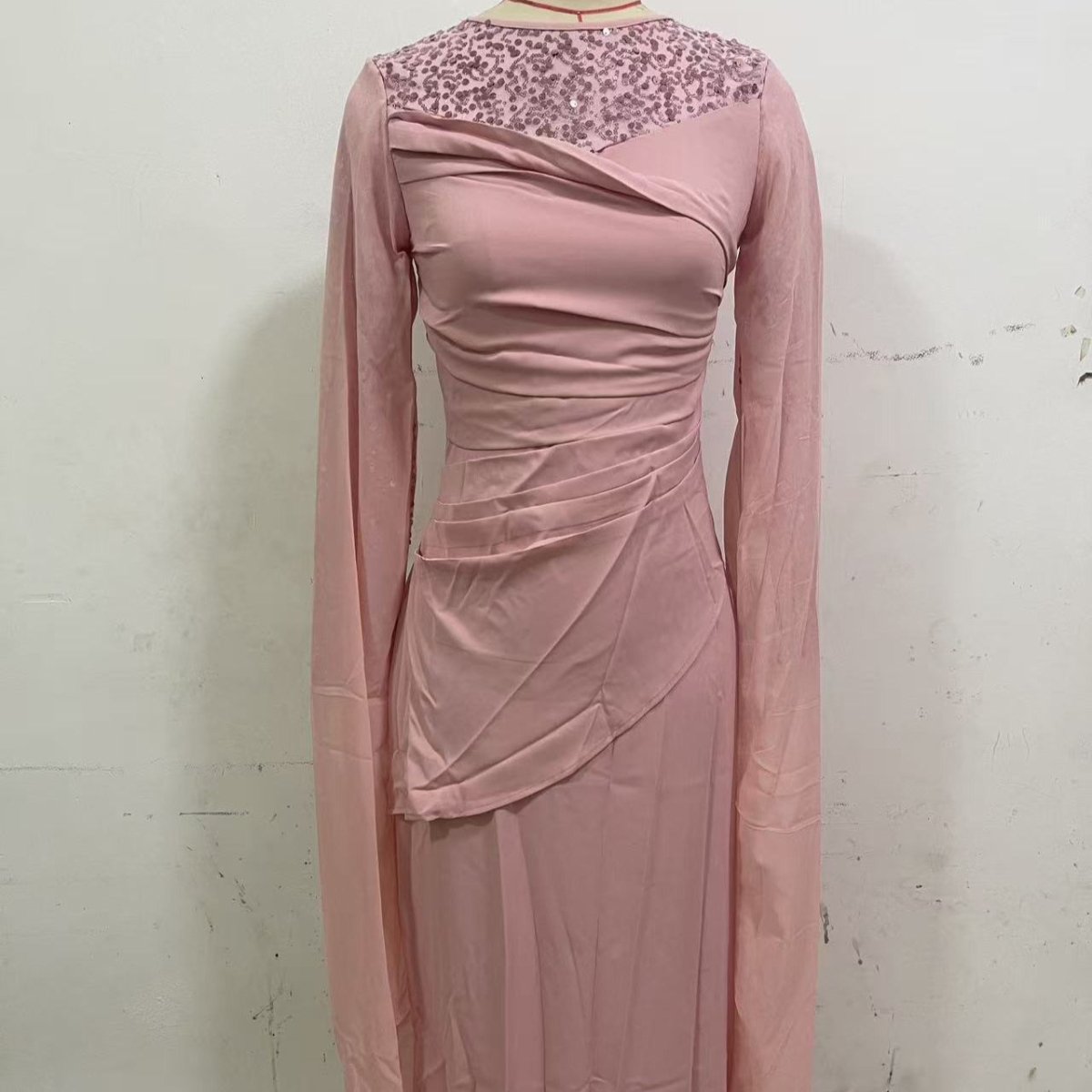 Robe Formelle Ornée de Sequins | Robe Moulante à Manches Longues et Effet Drapé (MS272)