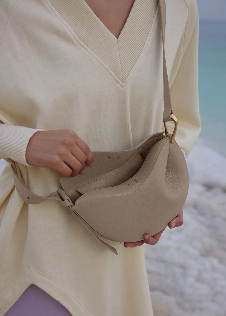 MAC182 Sac besace à bandoulière asymétrique en texture Lychee