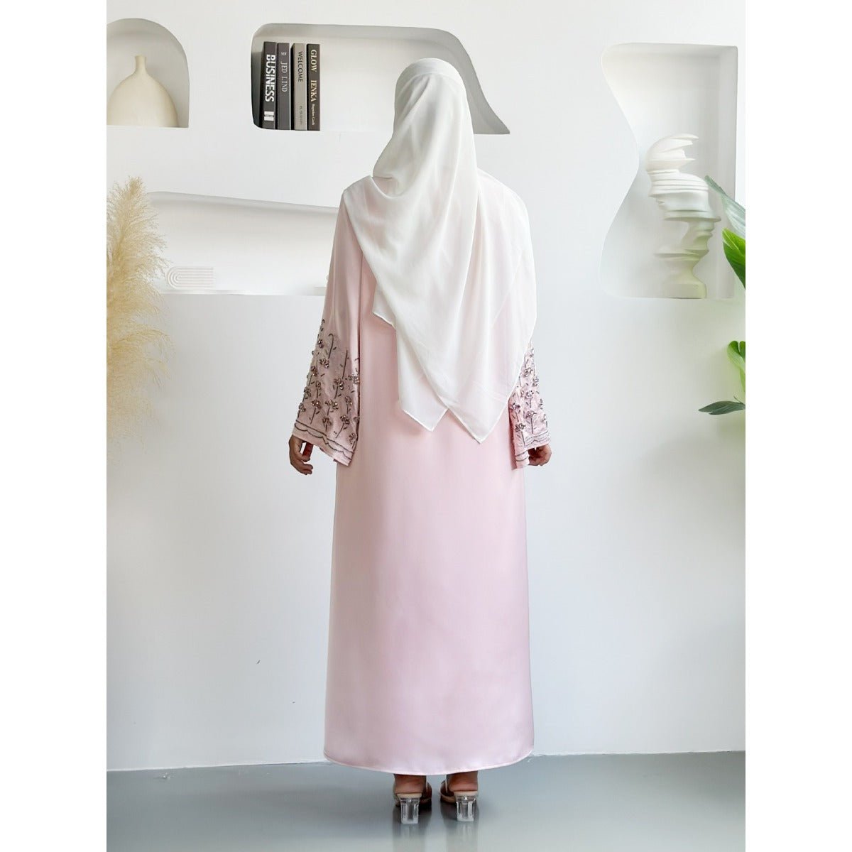 Collection Diamond Glow Abaya | Mode Modeste de Luxe – Robes Brodées Blanc & Rose Poudré avec Manches Florales (MOA205)