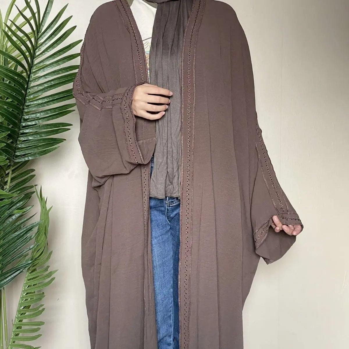 Abaya ouverte à manches chauve-souris avec broderie (MOA015)
