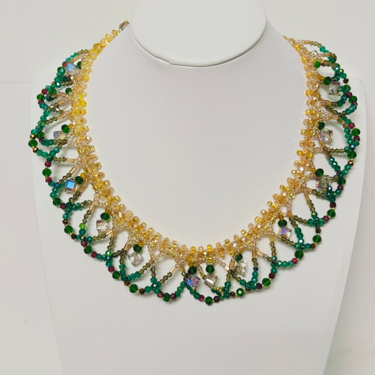 Collier de perles tissé à la main | Ras-de-cou en perles de verre et perles de coquillage | Collier en perles de rocaille au motif complexe (MAC343)