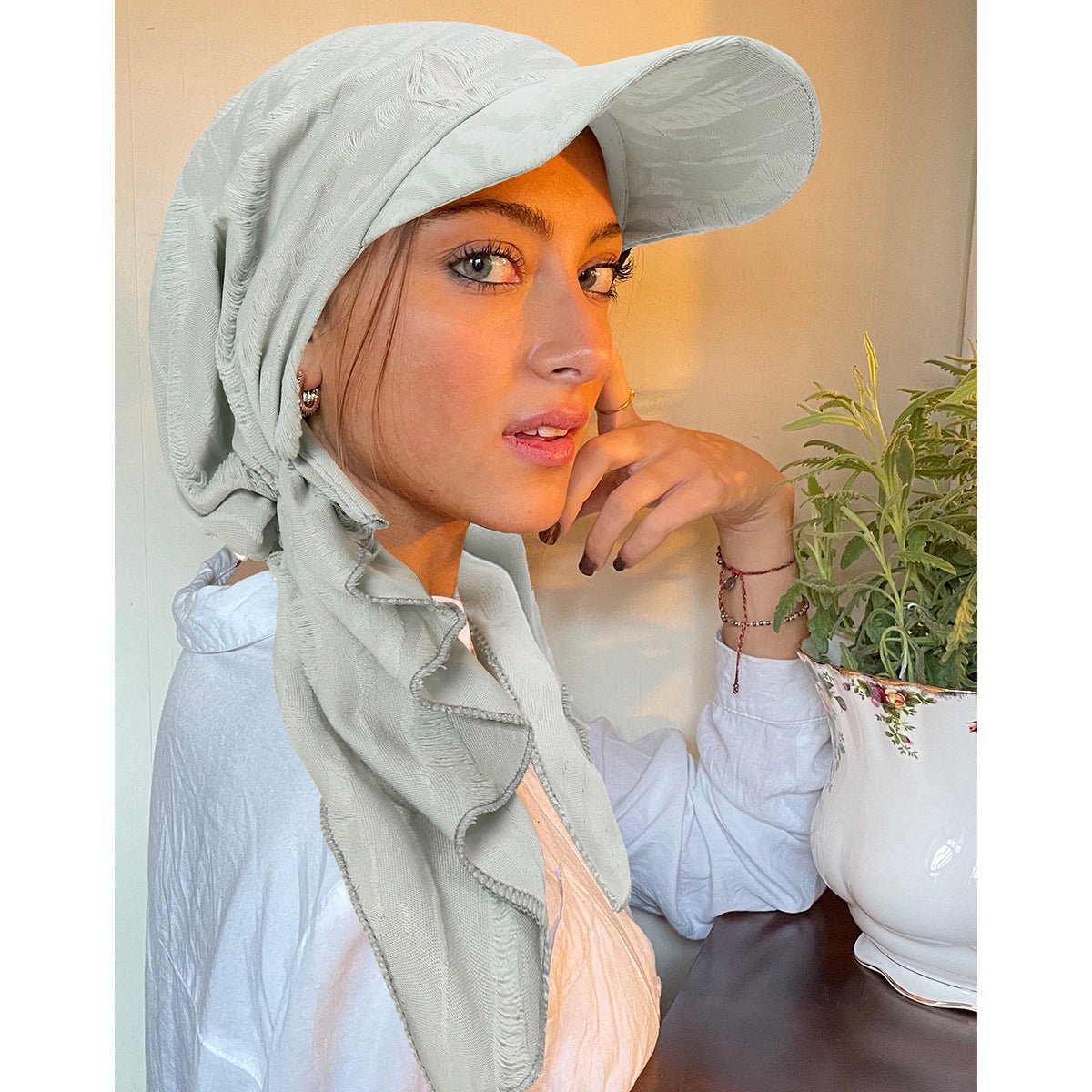 Casquette de baseball tendance multicolore pour femme – Bonnet bohème à bords effilochés avec détail plume (MH113)