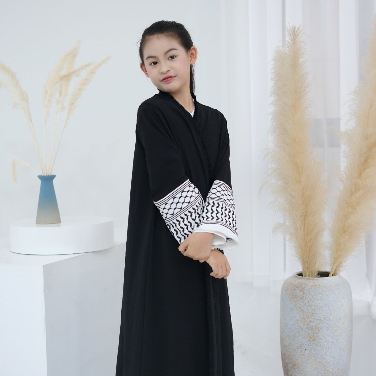 Abaya enfant Keffiyeh à pompons brodés (MKG014)