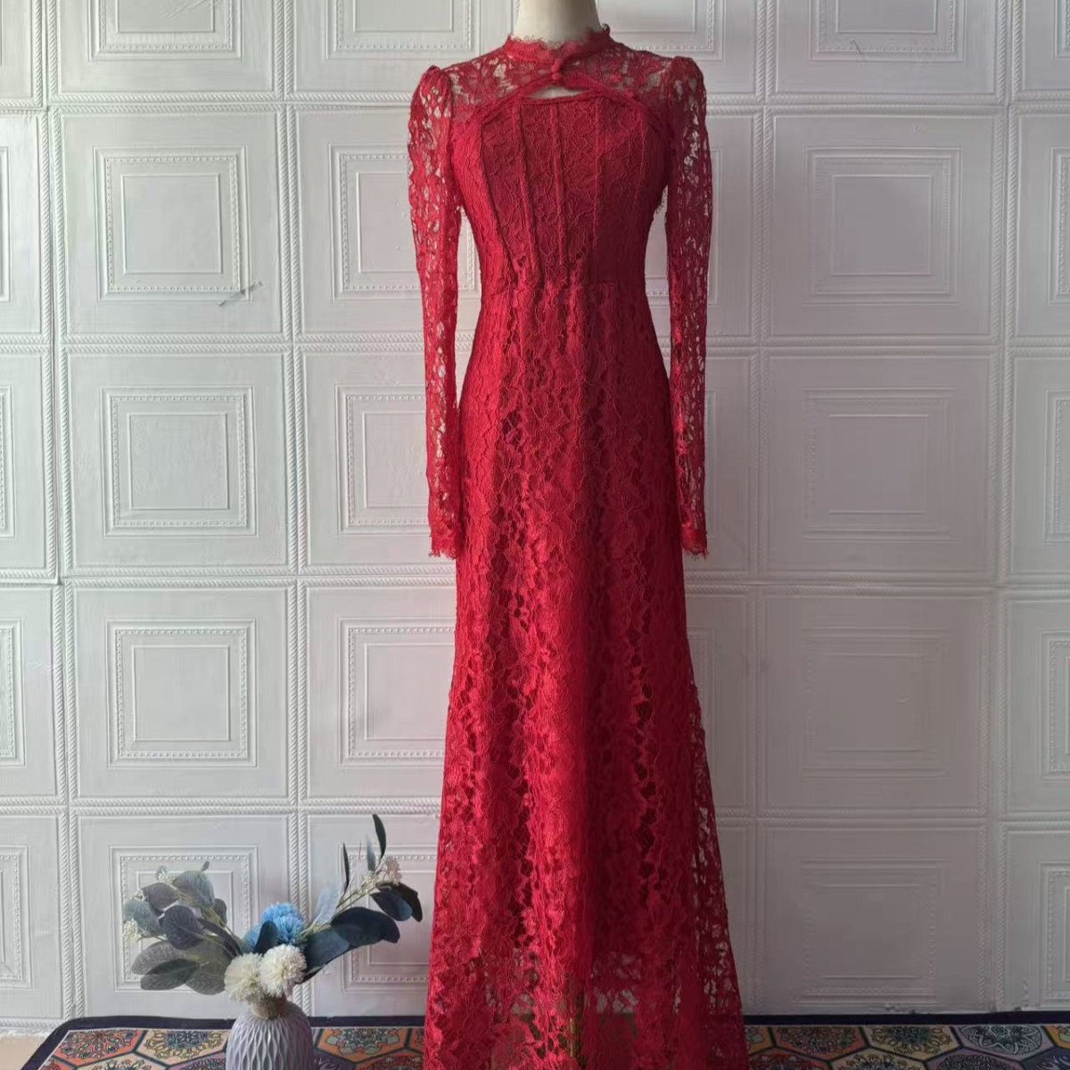 Robe de luxe en dentelle avec manches évasées (MS339)