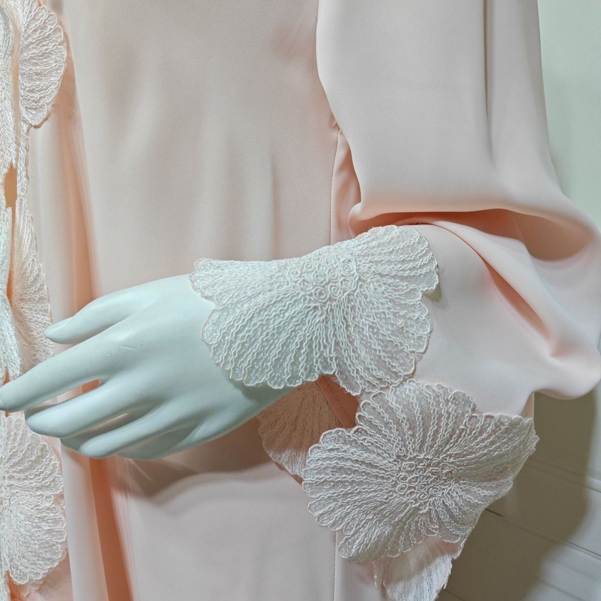 Abaya Ouverte à Applique Florale (MOA286)