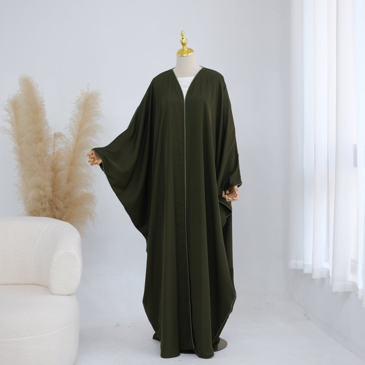 Abaya ouverte manches chauve-souris avec liseré contrastant (MOA325)