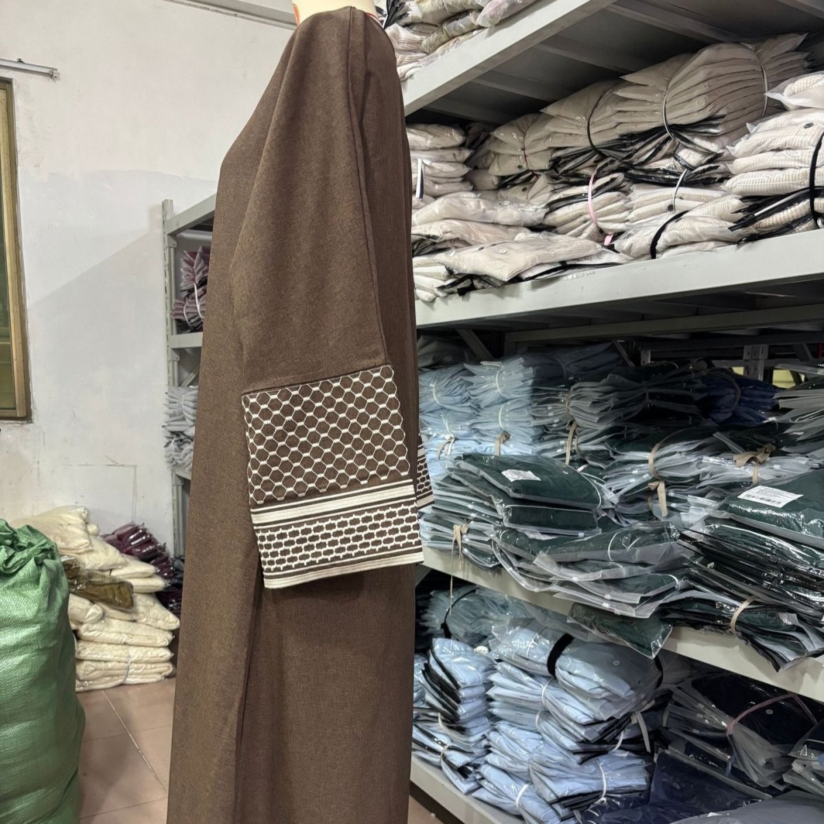 Abaya à manches brodées | Cardigan texturé ouvert devant à manches cloche (MOA263)