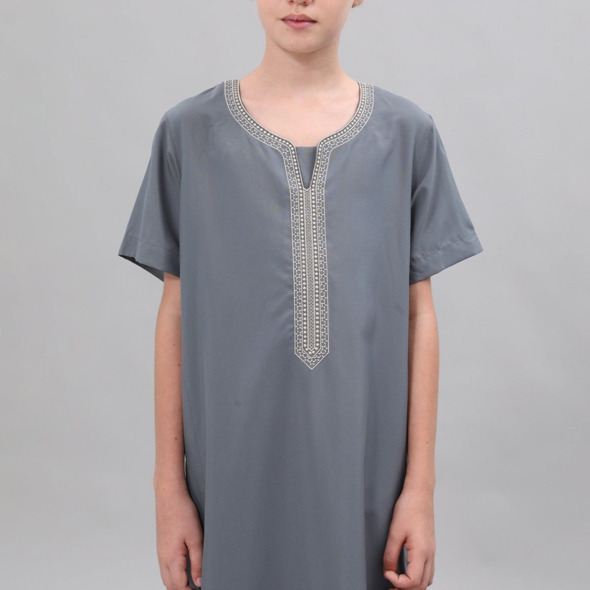 Qamis brodé pour garçons avec poches latérales (MKB035)