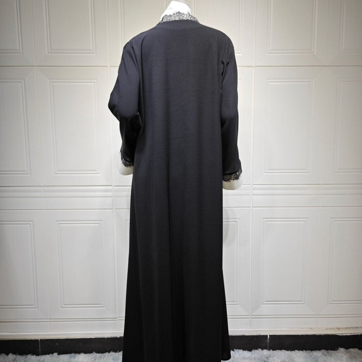 Abaya ouverte noire et blanche avec finition en dentelle (MOA311)