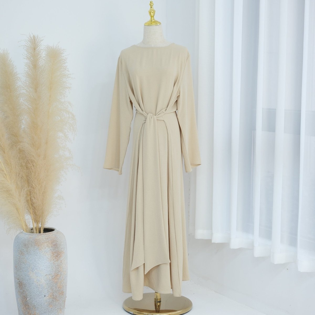 Abaya Crêpe Élégante Ajustée à Lacets (MA136)