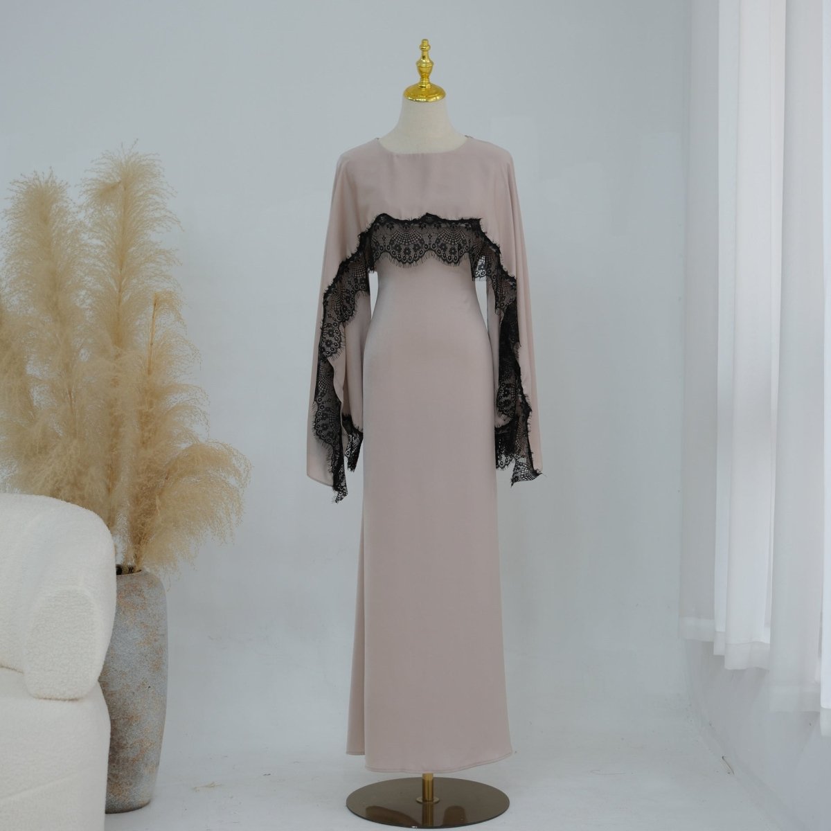 Robe Maxi en Satin avec Empiècement en Dentelle et Cape Fixe (MS438)