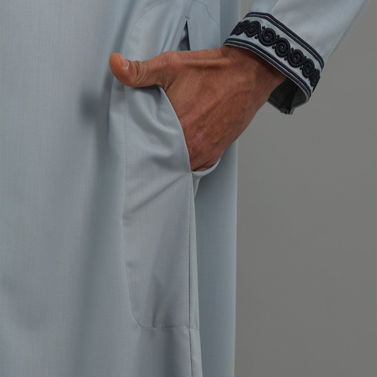 Thobe brodé à capuche pour homme avec poches (MT037)