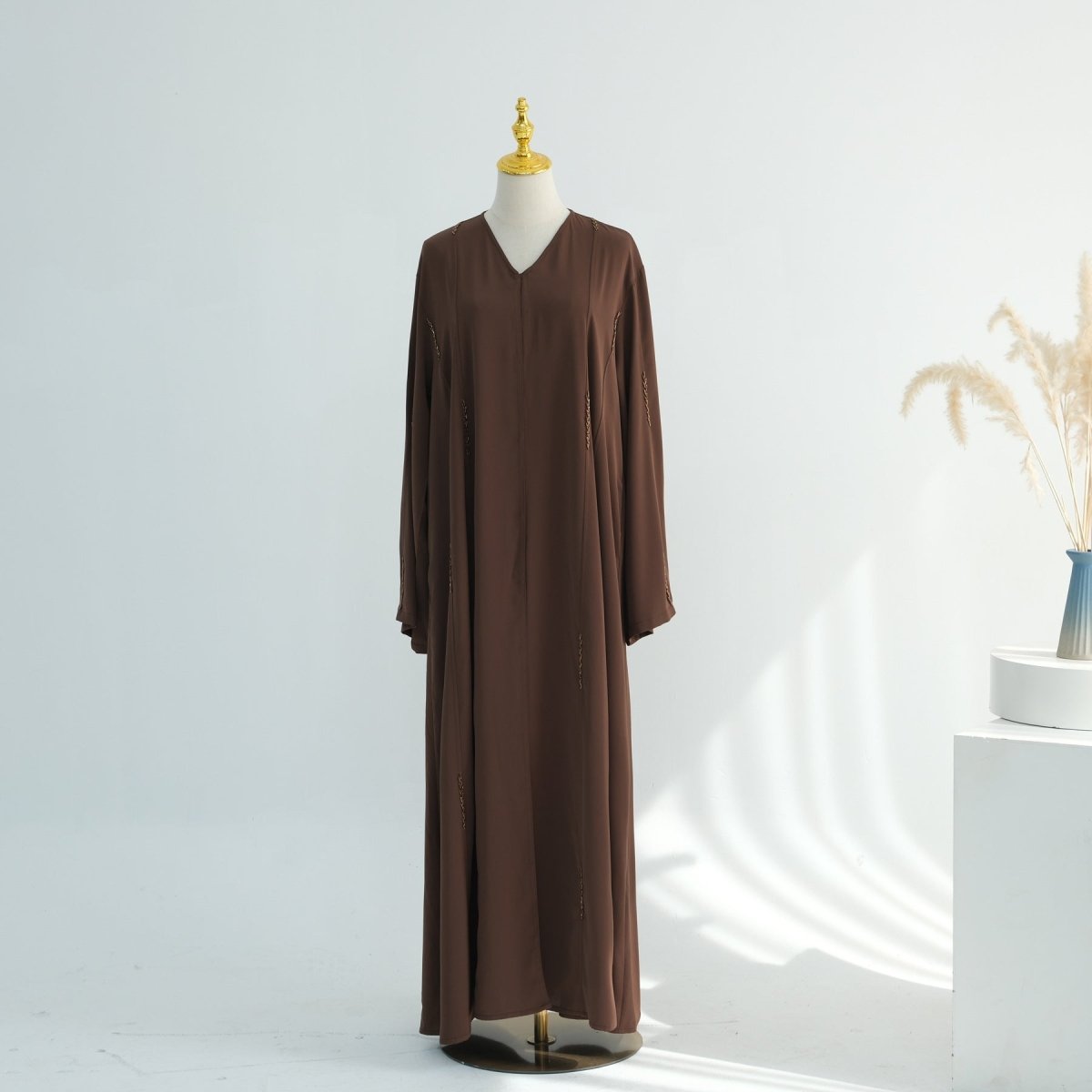 Abaya ouverte en lin perlée à la main (MOA320)