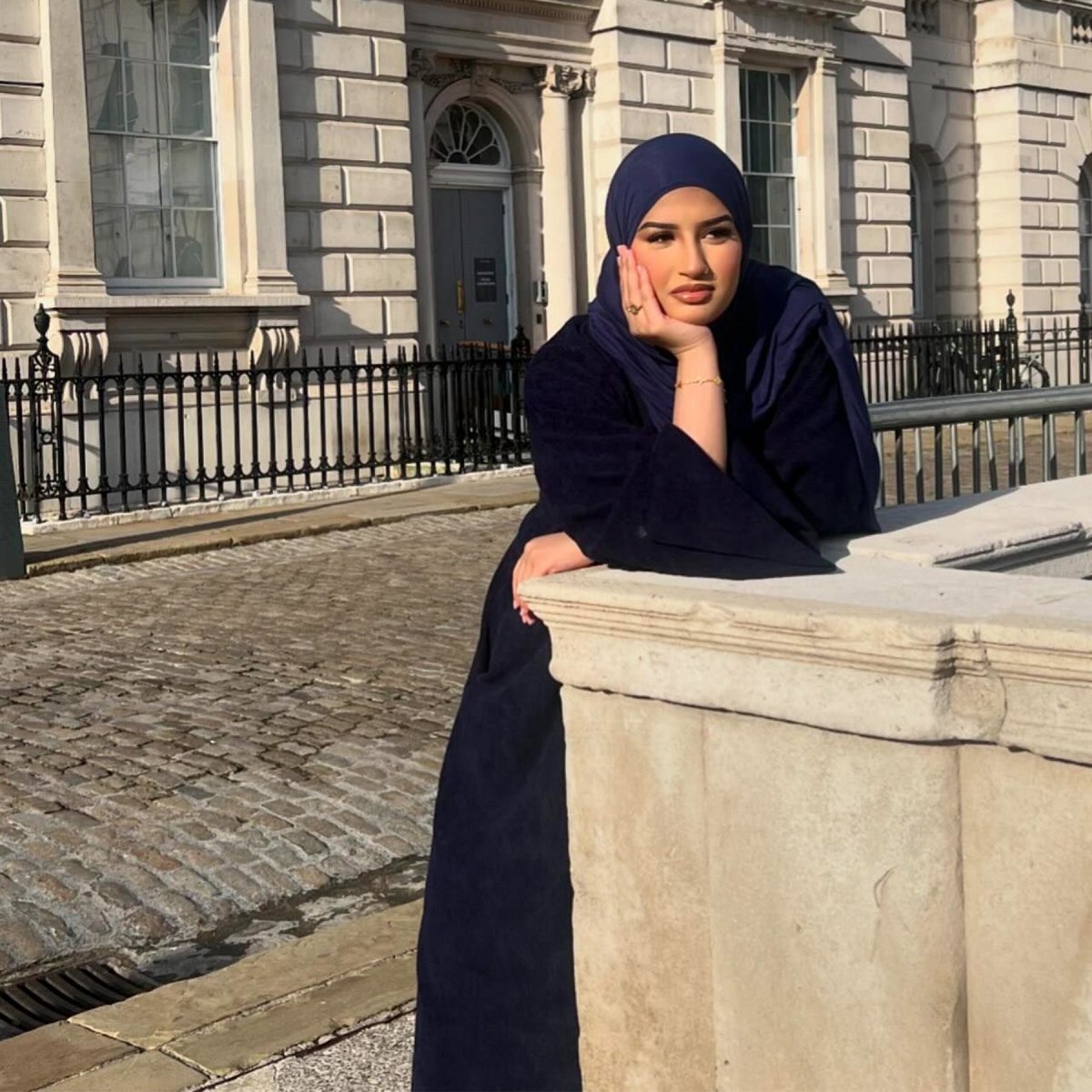 Abaya en velours côtelé unie et simple | Abaya modeste chaude en velours côtelé pour l'automne ou l'hiver (MA129)