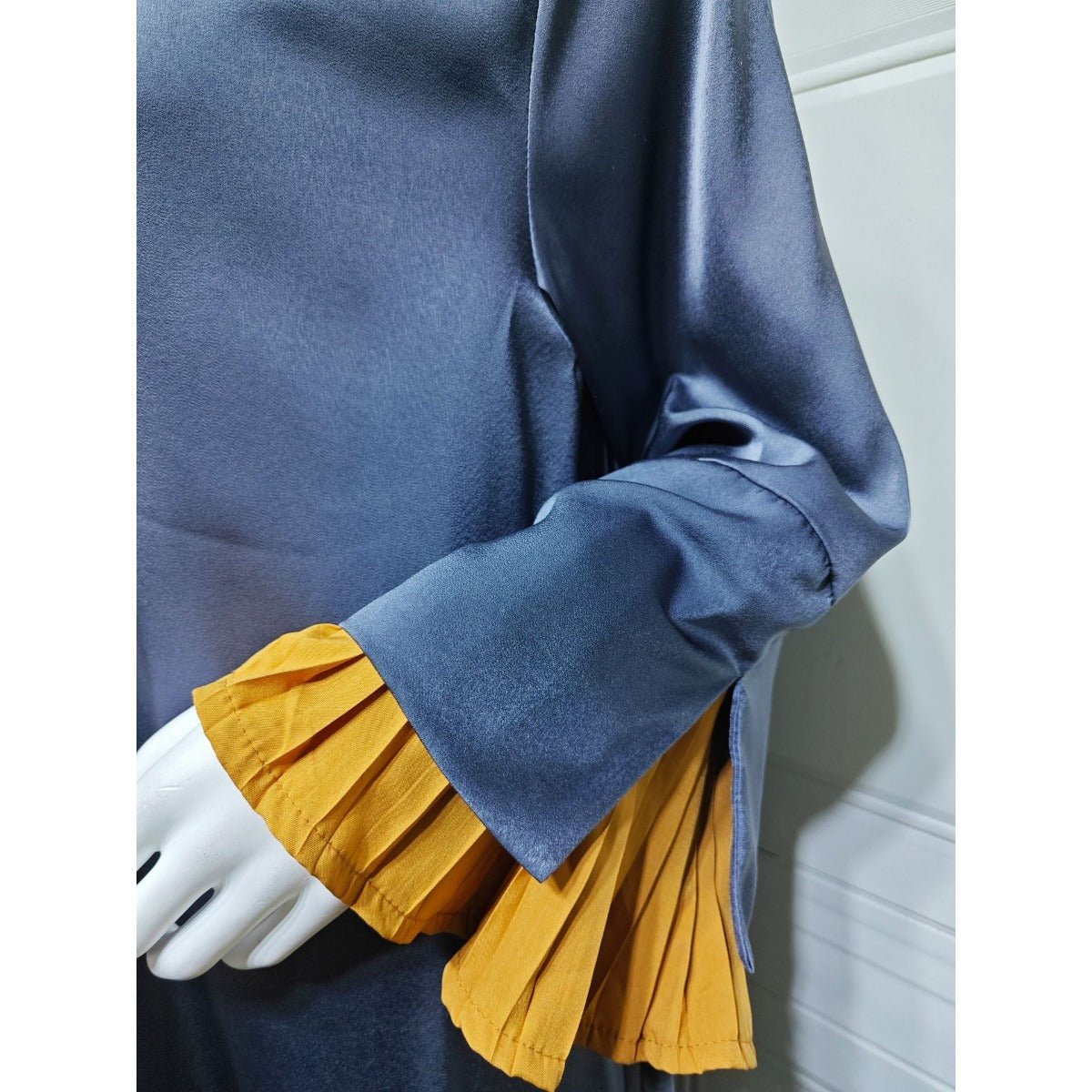 Robe Peignoir en Suède de Luxe | Bleu Marine Maxi avec Détails Dorés & Manches Cloche (MOA200)