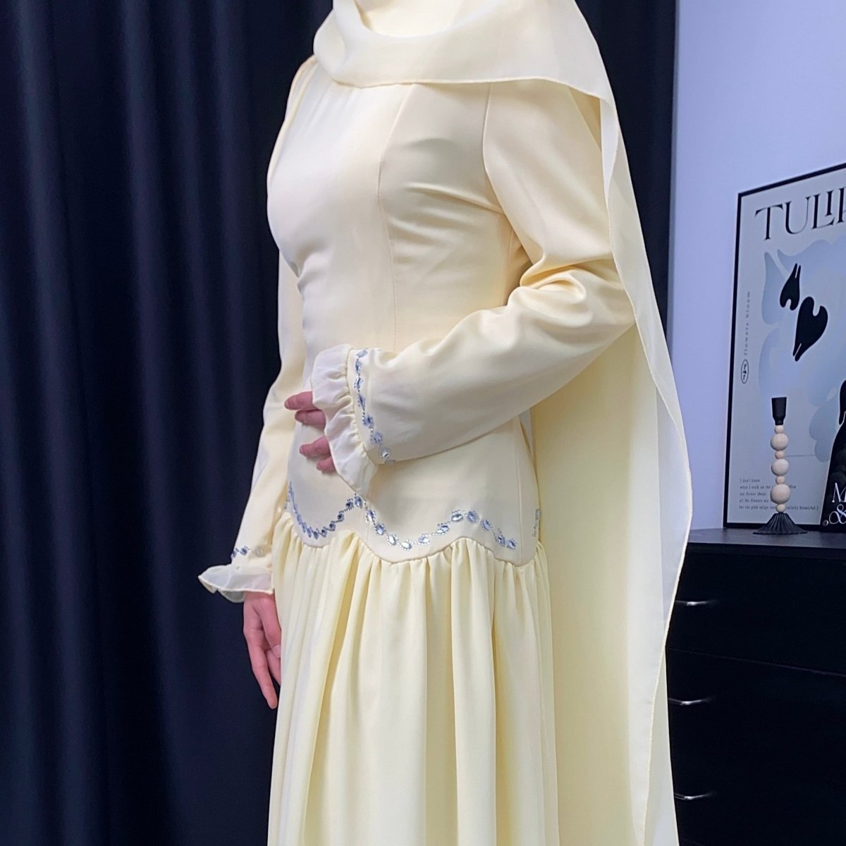 Robe avec chaîne de taille en cristal et manchettes à volants (MS306)
